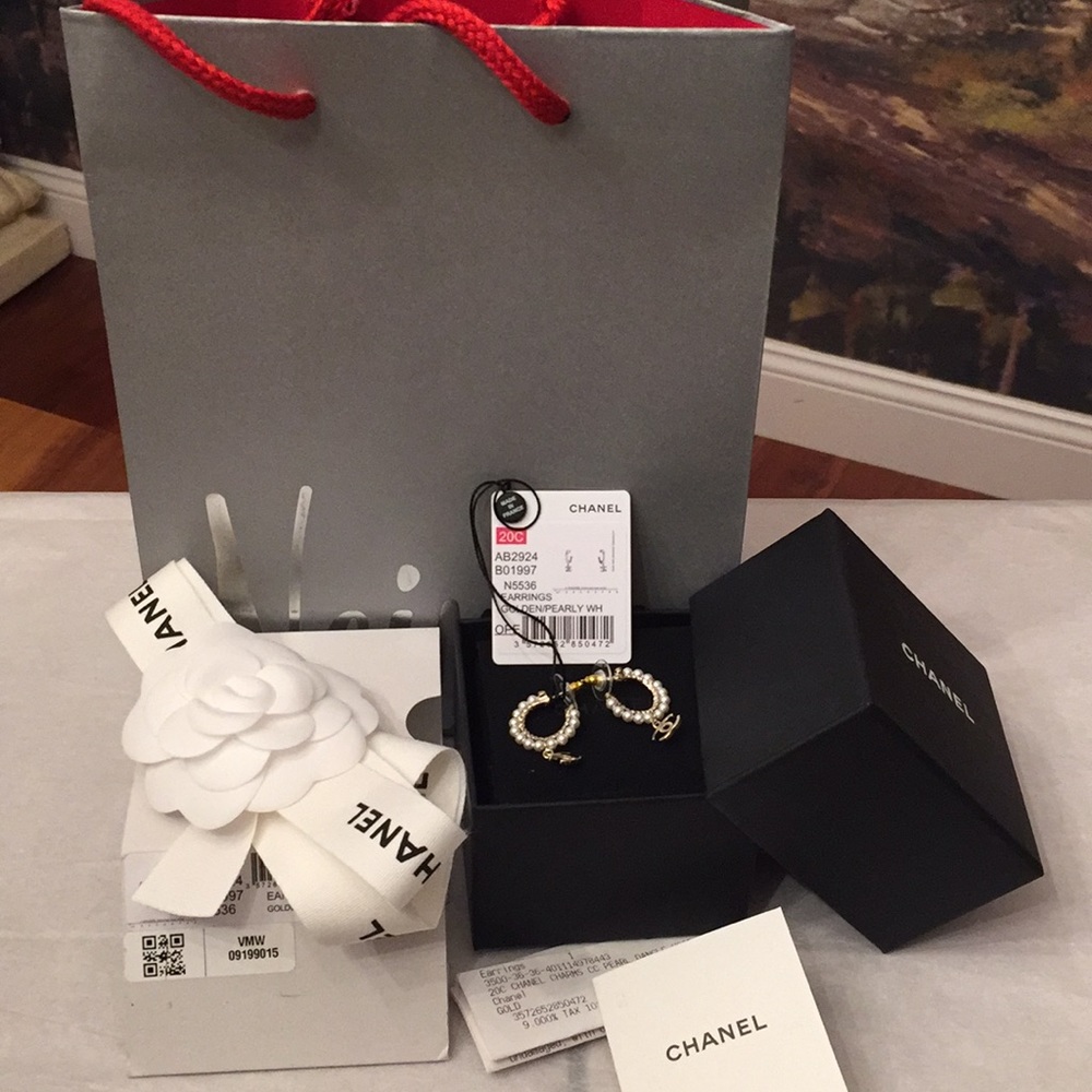 BNWT Authentic CHANEL Charms CC Pearl Dangle Hoops - Picture 2 of 9